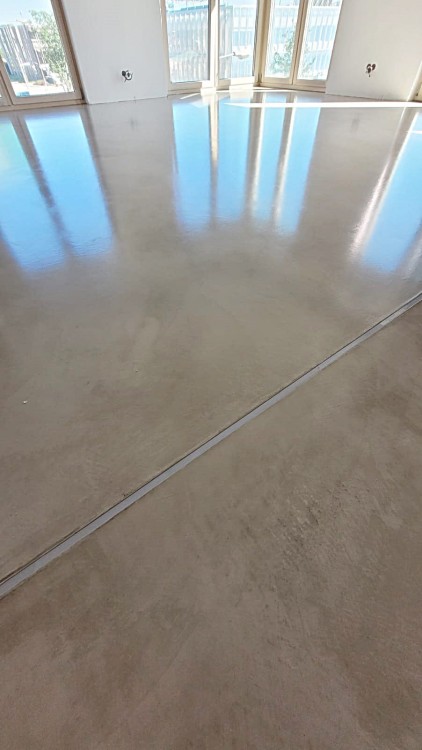 mikrocement, mikrobeton, podłogi, ściany